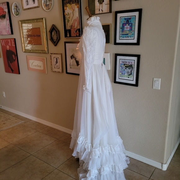 1970's Vintage Union Label White Lace Full Train Wedding‎ Dress - Picture 8 of 13